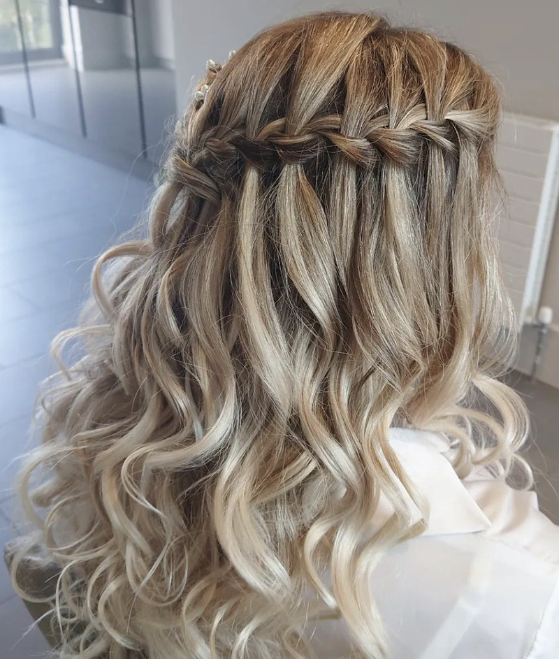 cliomakeup-capelli-raccolti-semplici-belli-treccia-cascata