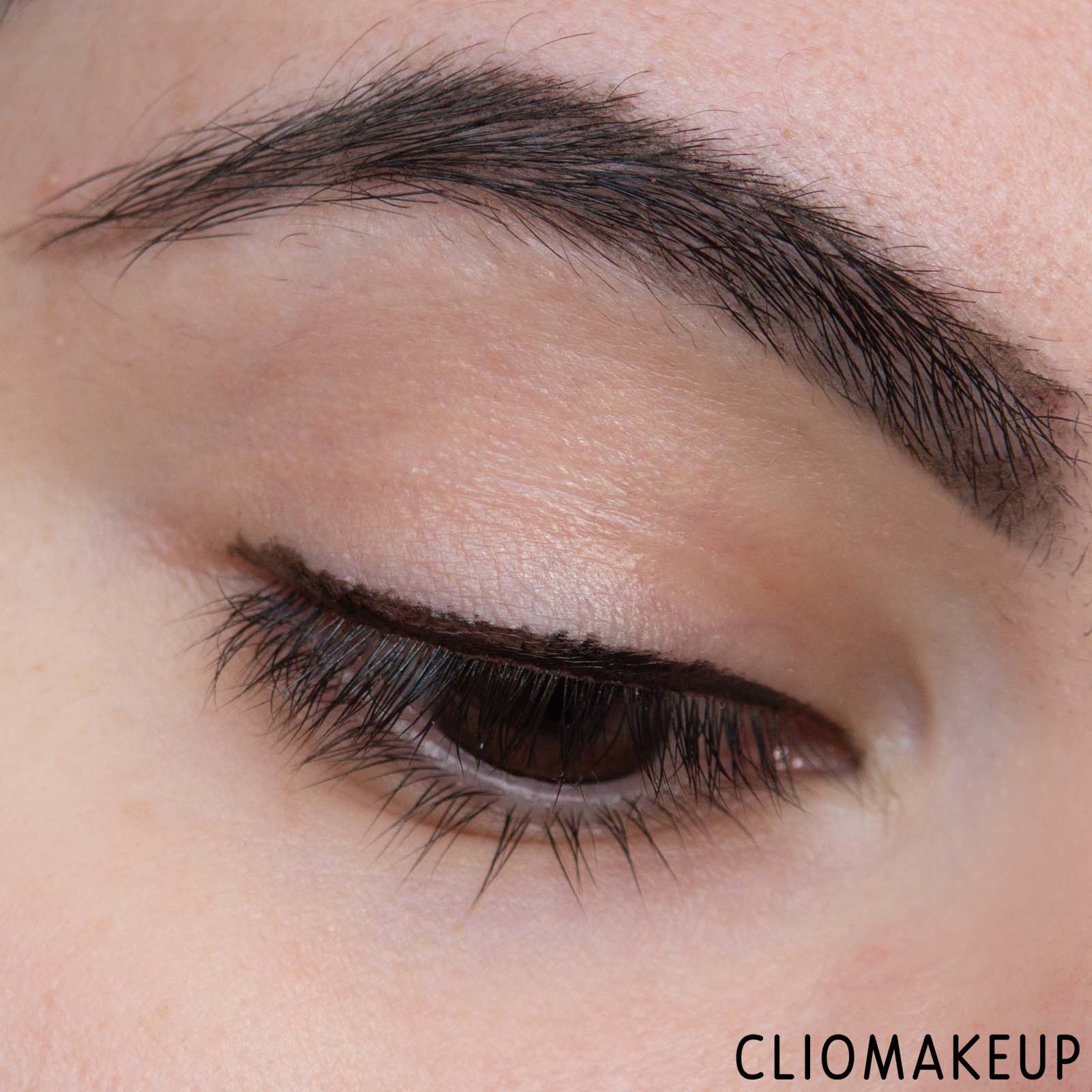 cliomakeup-recensione-eyeliner-essence-lash-princess-eyeliner-nero-waterproof-11