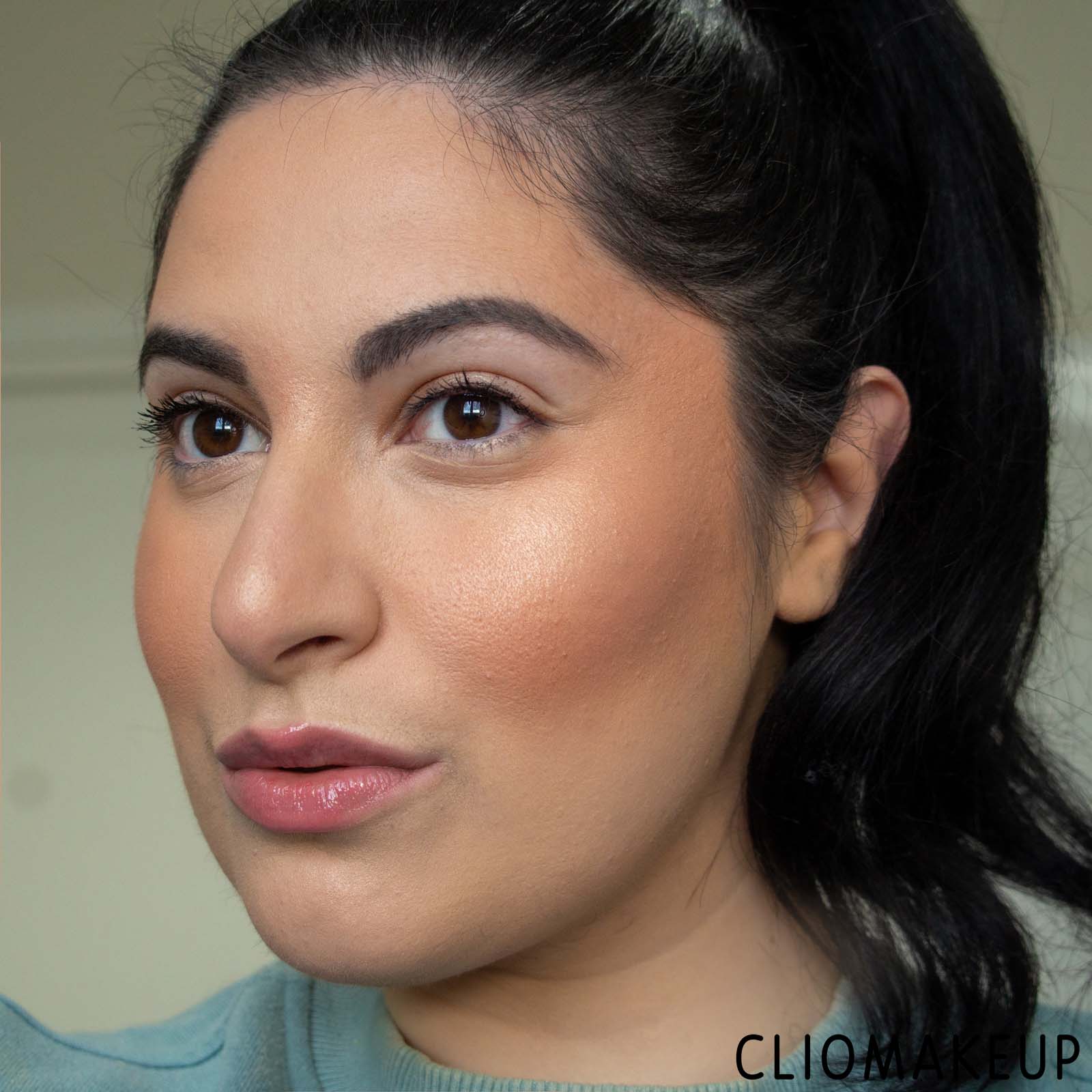 cliomakeup-recensione-palette-viso-revolution-pro-goddess-glow-bronze-e-highlight-palette-14