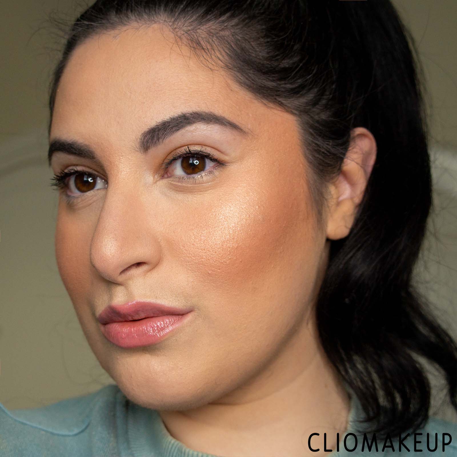 cliomakeup-recensione-palette-viso-revolution-pro-goddess-glow-bronze-e-highlight-palette-15