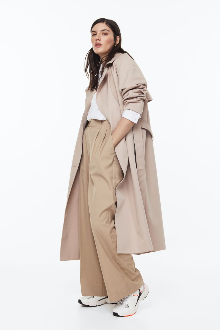 Cliomakeup-look-con-skeakers-inverno-2023-HM-Sneakers-pantaloni-a-vita-alta-camicia