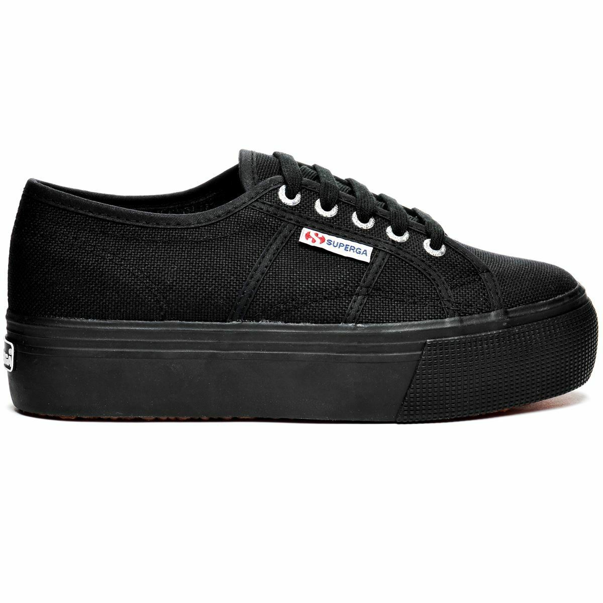 Cliomakeup-look-con-skeakers-inverno-2023-SUPERGA-Linea-Up-And-Down