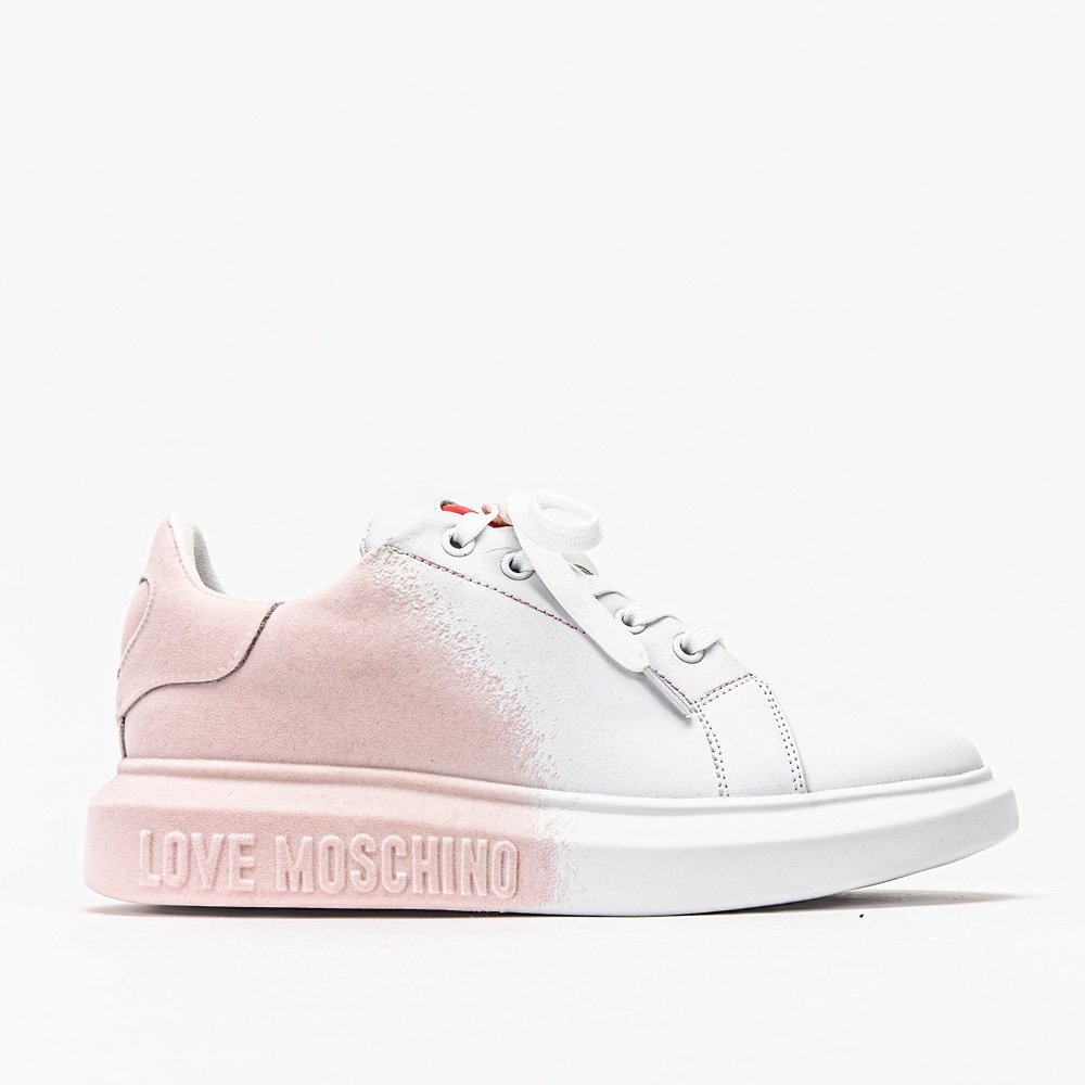 Cliomakeup-look-con-skeakers-inverno-2023-moschino