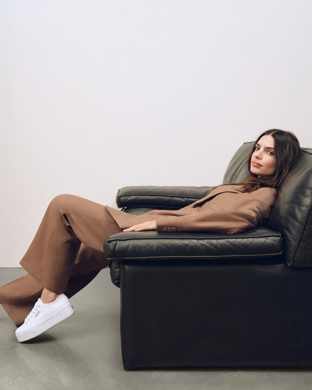 Cliomakeup-look-con-skeakers-inverno-2023-superga-official