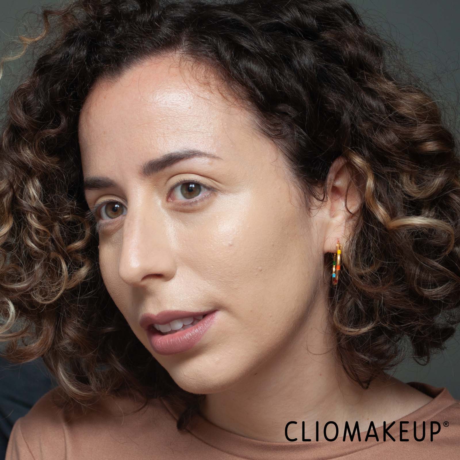 cliomakeup-recensione-palette-viso-haus-laboratories-head-rush-blush-e-highlighter-duo-8