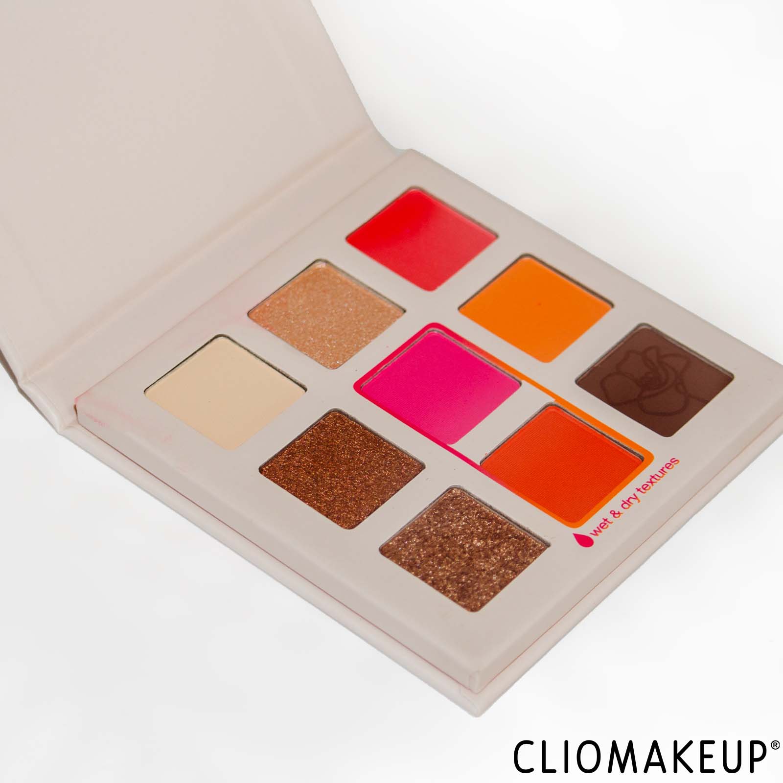 cliomakeup-recensione-palette-essence-bloomin-bright-eyeshadow-e-eyeliner-palette-3
