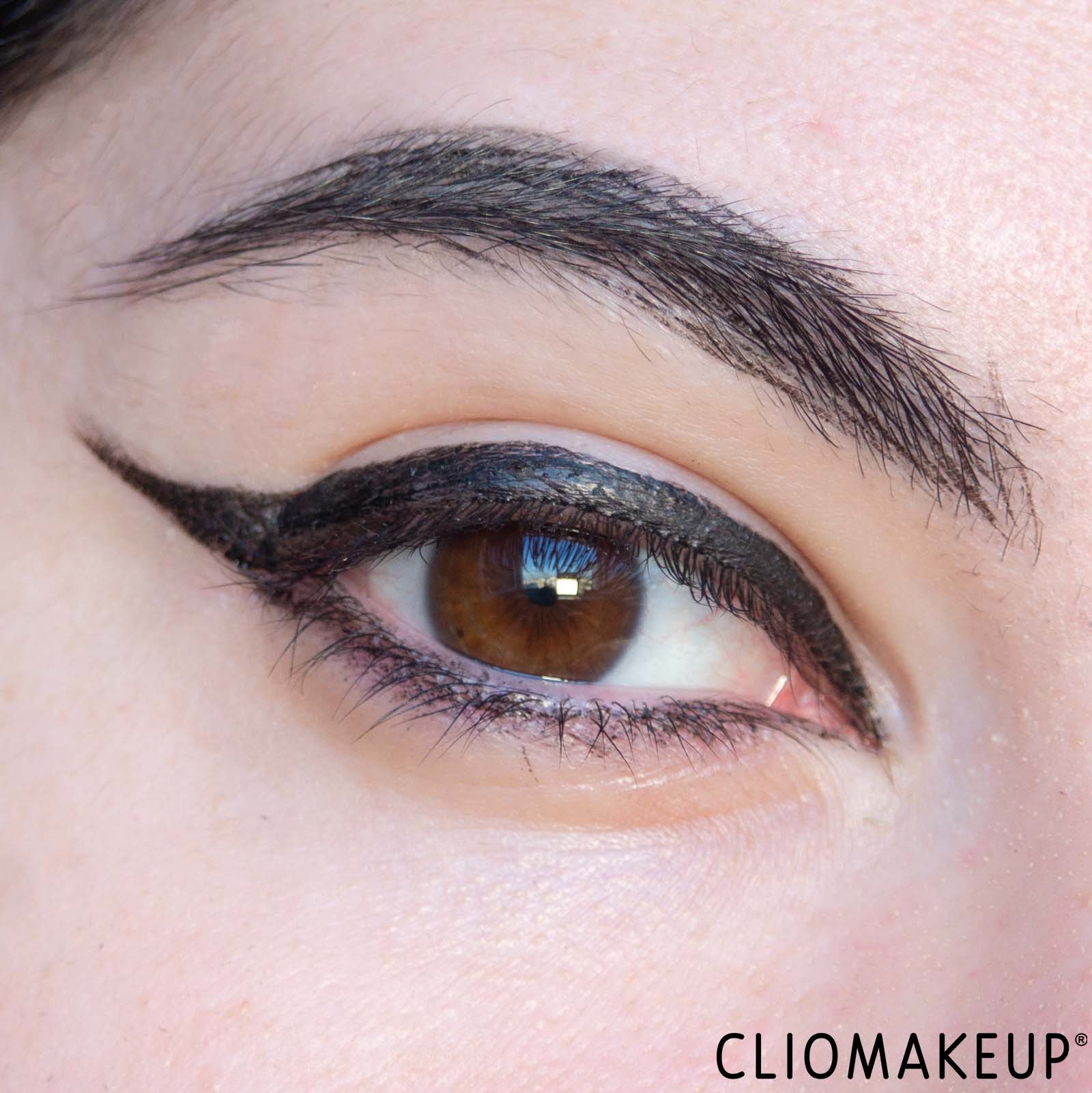 cliomakeup-recensione-eyeliner-essence-super-fine-brush-liner-waterproof-13