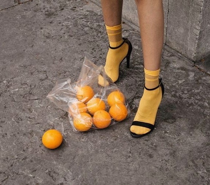 cliomakeup-come-indossare-sandali-in-autunno-calze-colorate