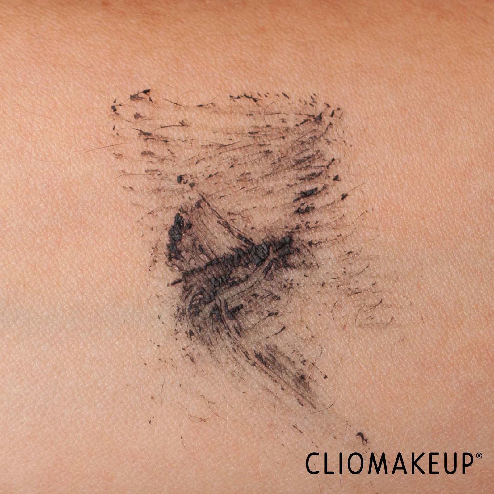 cliomakeup-recensione-mascara-kvd-vegan-beauty-full-sleeve-mascara-7
