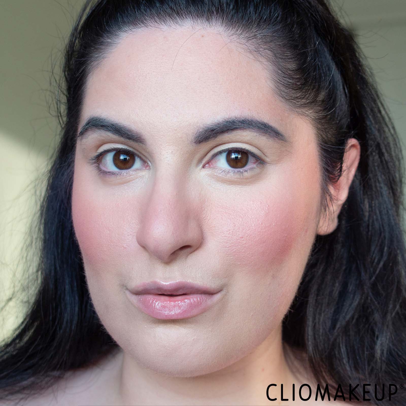 cliomakeup-recensione-blush-revolution-emily-in-paris-x-revolution-multi-use-lip-cheek-blush-10