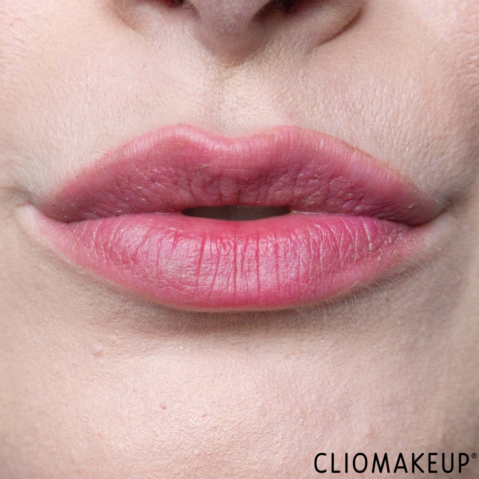 cliomakeup-recensione-blush-revolution-emily-in-paris-x-revolution-multi-use-lip-cheek-blush-12
