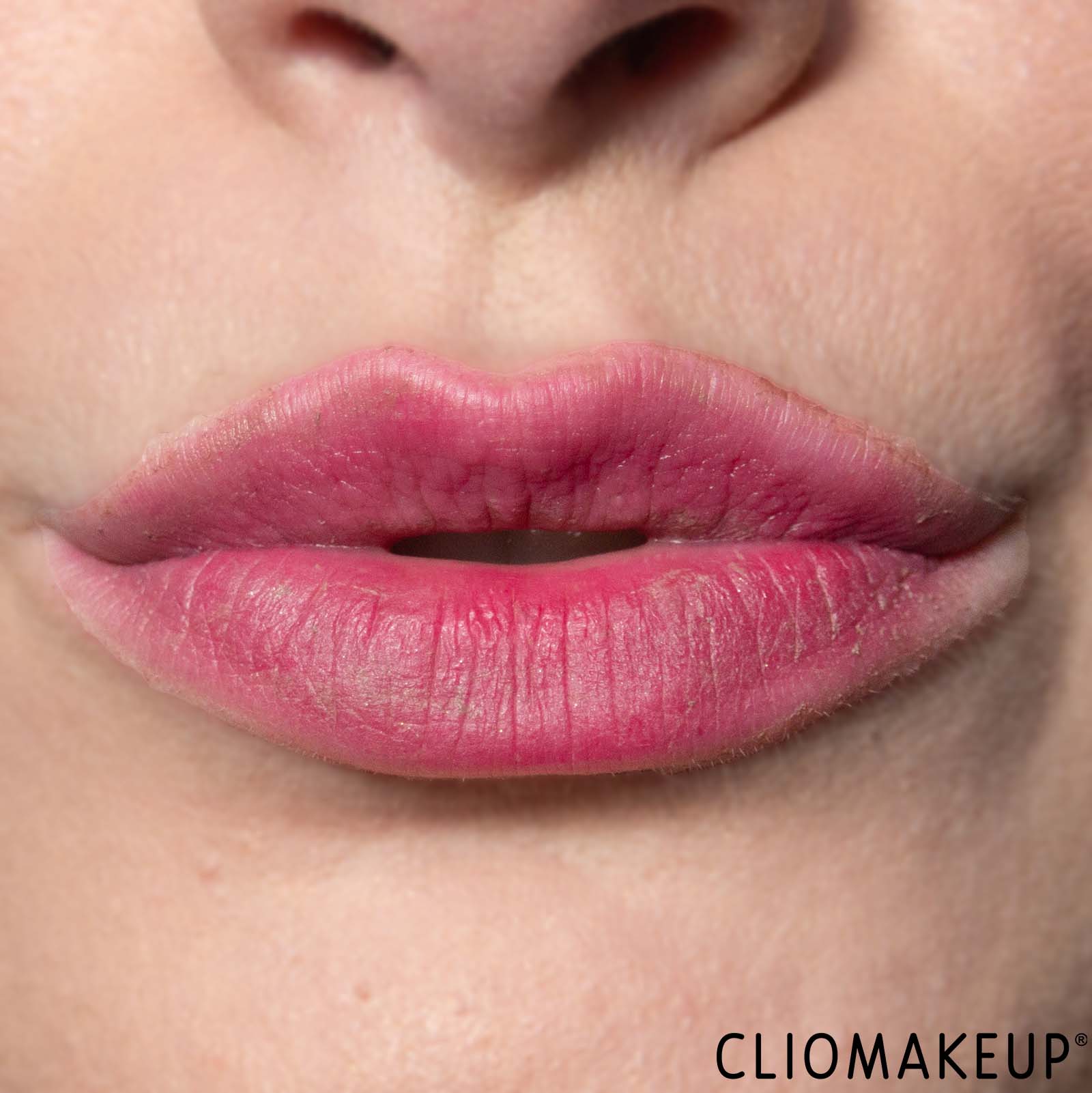 cliomakeup-recensione-blush-revolution-emily-in-paris-x-revolution-multi-use-lip-cheek-blush-13