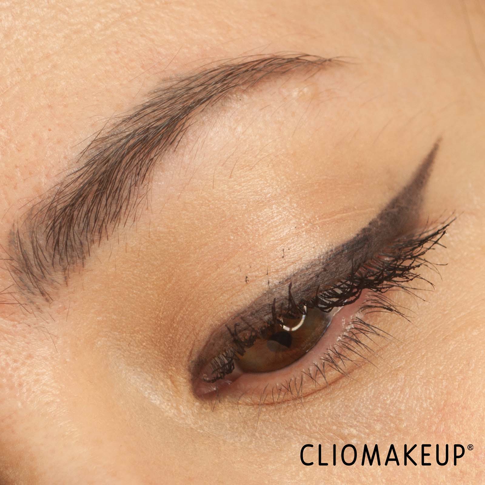 cliomakeup-recensione-eyeliner-essence-emily-in-paris-creamy-eyeliner-11