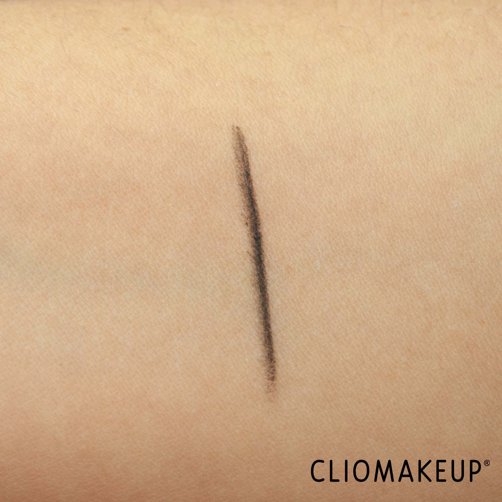 cliomakeup-recensione-eyeliner-essence-emily-in-paris-creamy-eyeliner-6