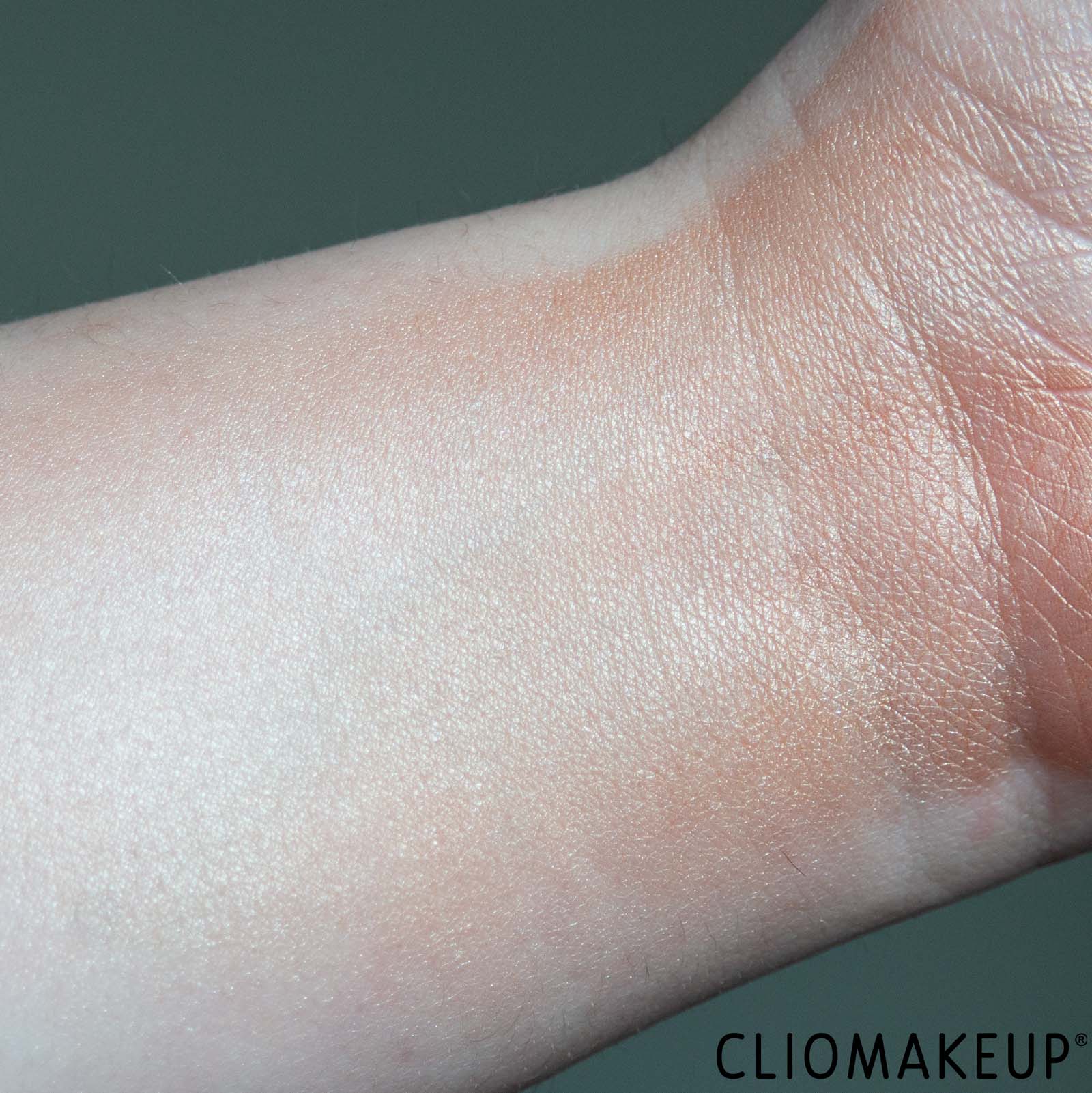 cliomakeup-recensione-illuminante-astra-light-therapy-radiance-enhancer-highlighter-8