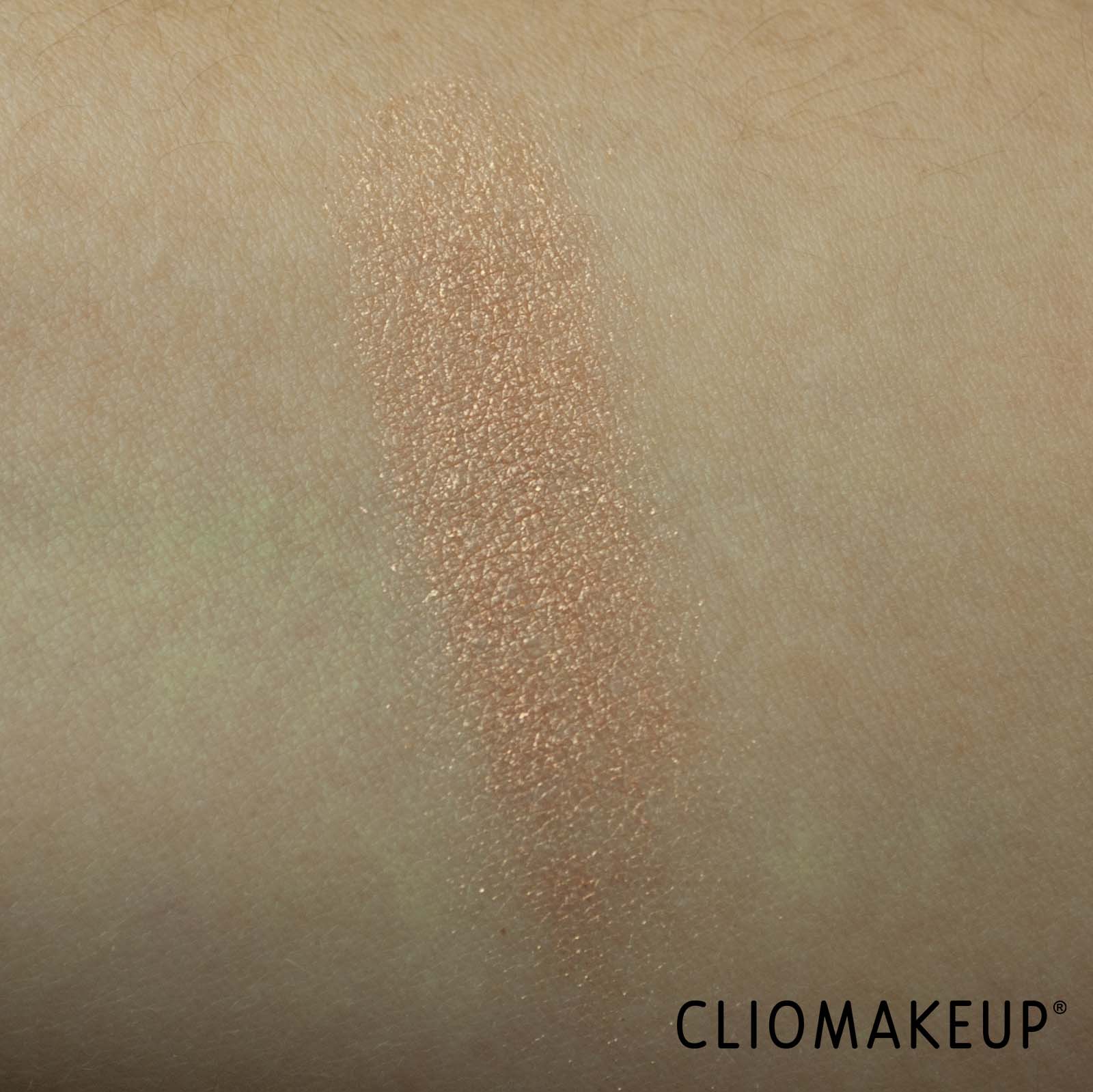 cliomakeup-recensione-illuminante-essence-merry-x-mas-mydeer-highlighter-6
