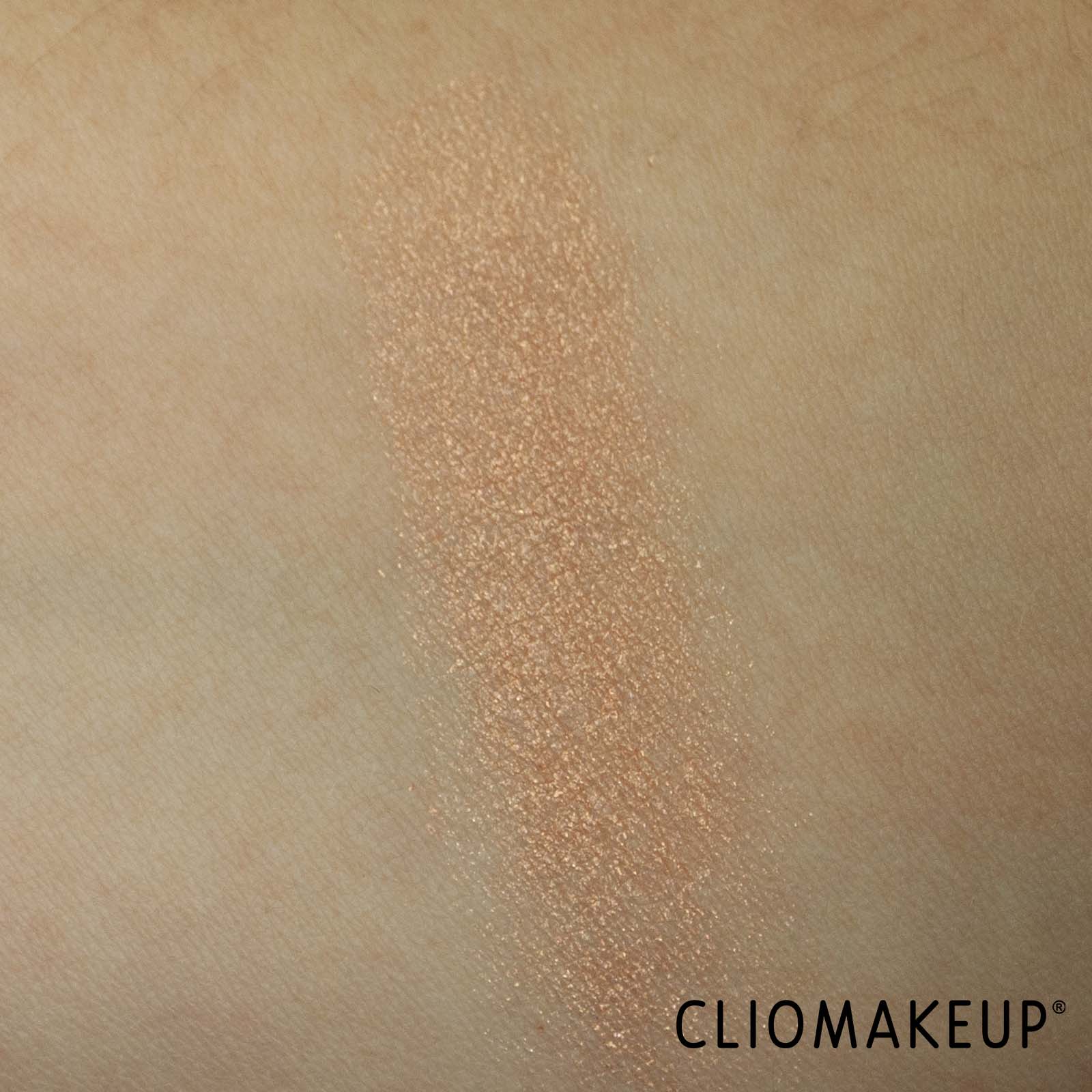 cliomakeup-recensione-illuminante-essence-merry-x-mas-mydeer-highlighter-7