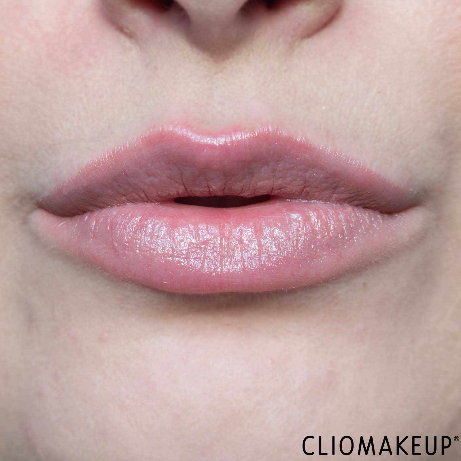 cliomakeup-recensione-rossetto-essence-glimmer-glow-lipstick-10