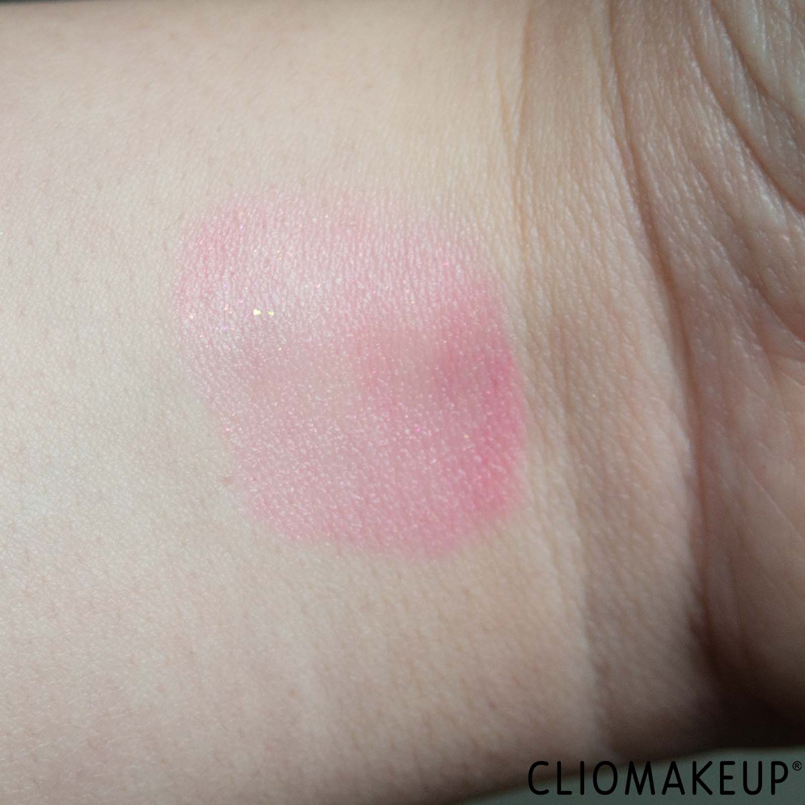 cliomakeup-recensione-rossetto-essence-glimmer-glow-lipstick-6