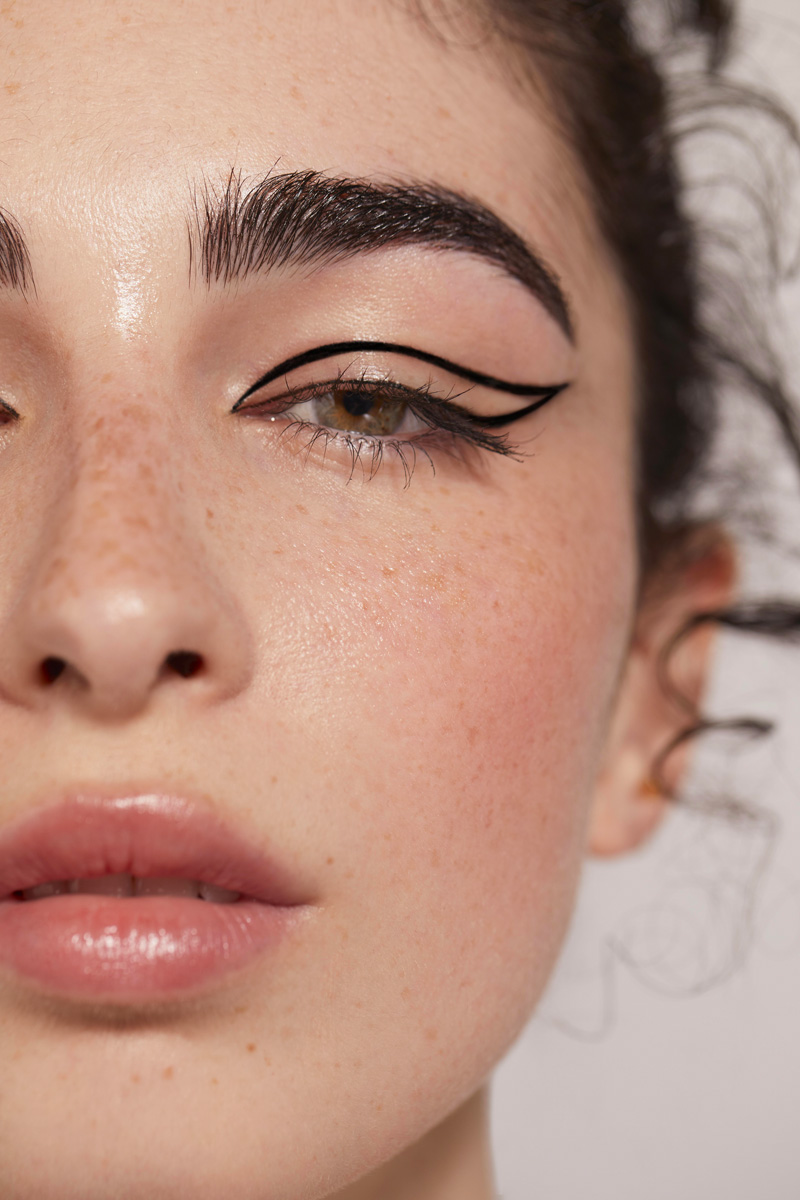 cliomakeup-tendenze-make-up-2024-eyeliner-grafico