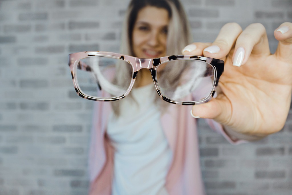 Che cosa sono gli occhiali da trucco e come usarli?