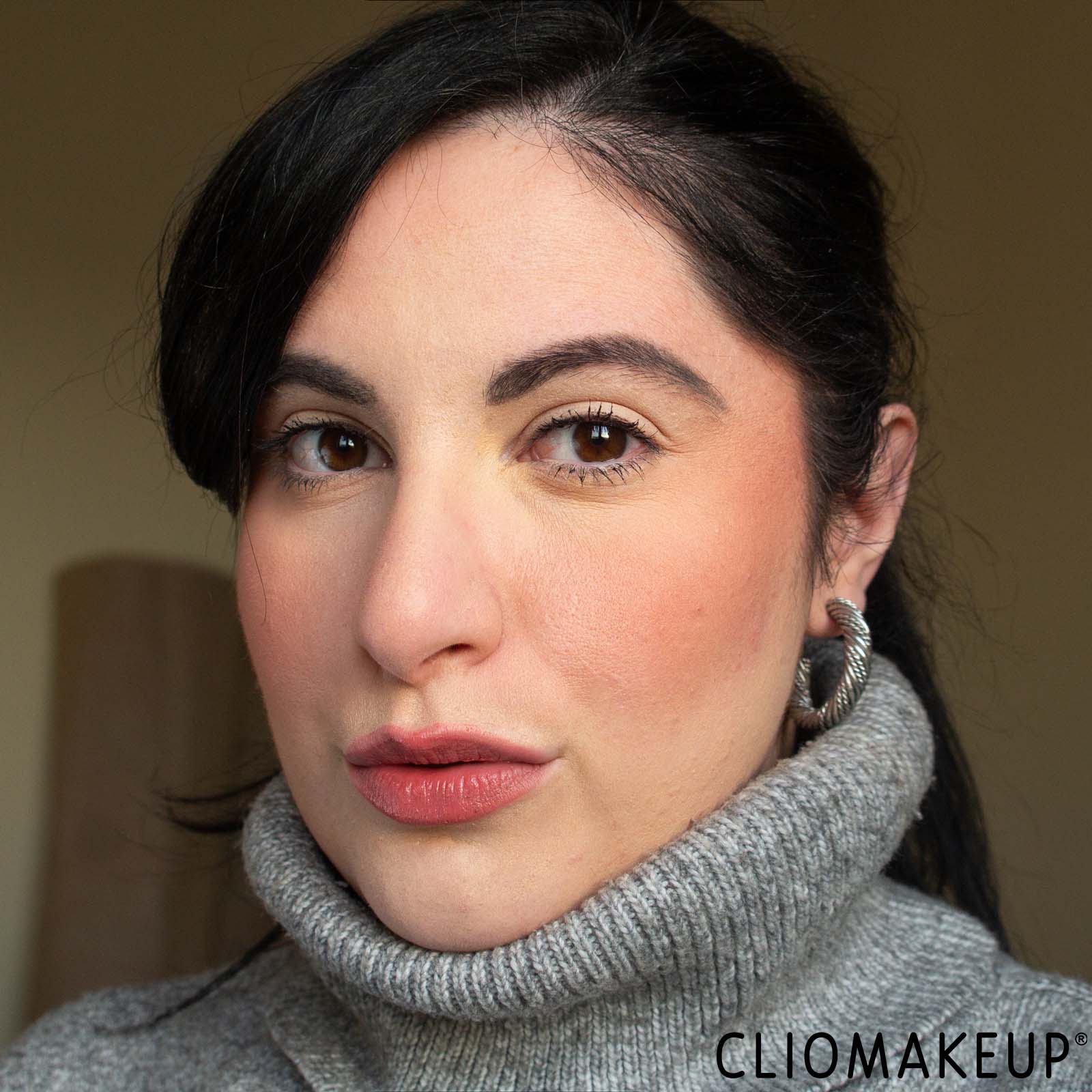 cliomakeup-recensione-blush-bareminerals-holiday-2023-glow-giver-cheek-duo-10