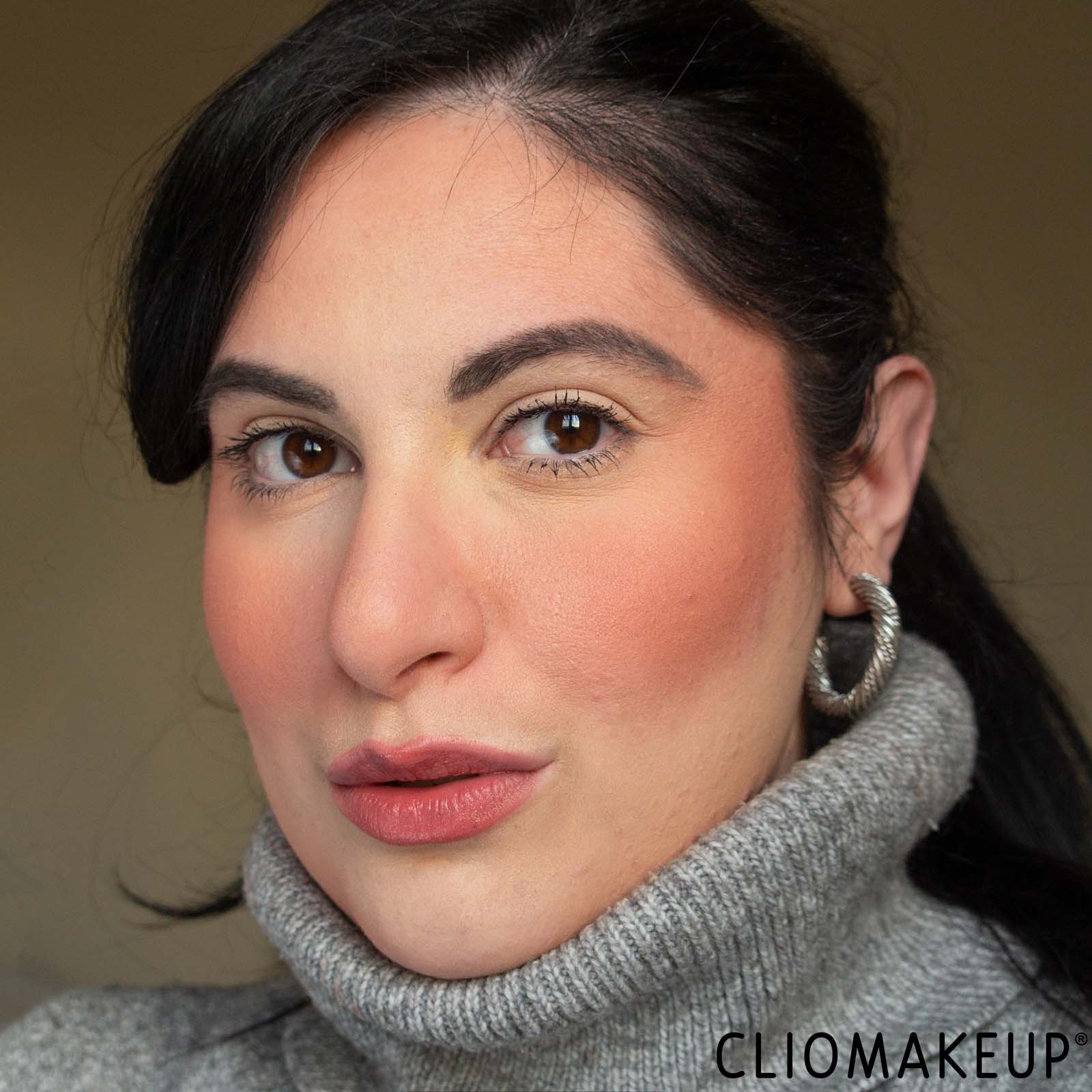 cliomakeup-recensione-blush-bareminerals-holiday-2023-glow-giver-cheek-duo-12