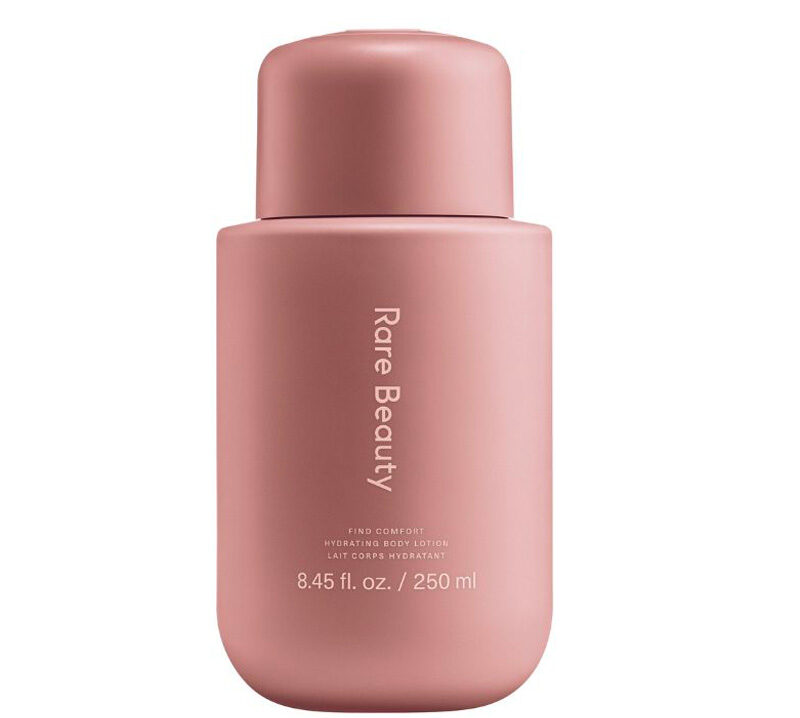 cliomakeup-creme-corpo-pelle-secca-inverno-2024-rare-beauty-find-comfort-hydrating-body-lotion