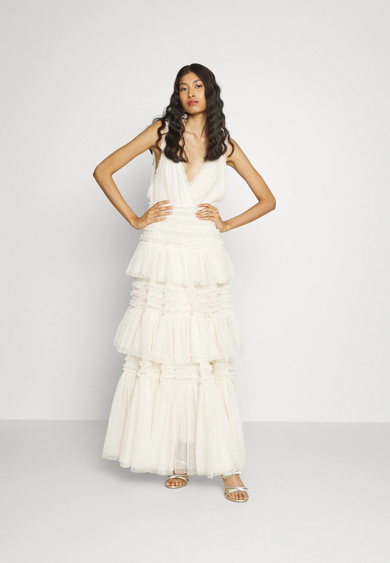 cliomakeup-abiti-sposa-economici-2024-needle-thread