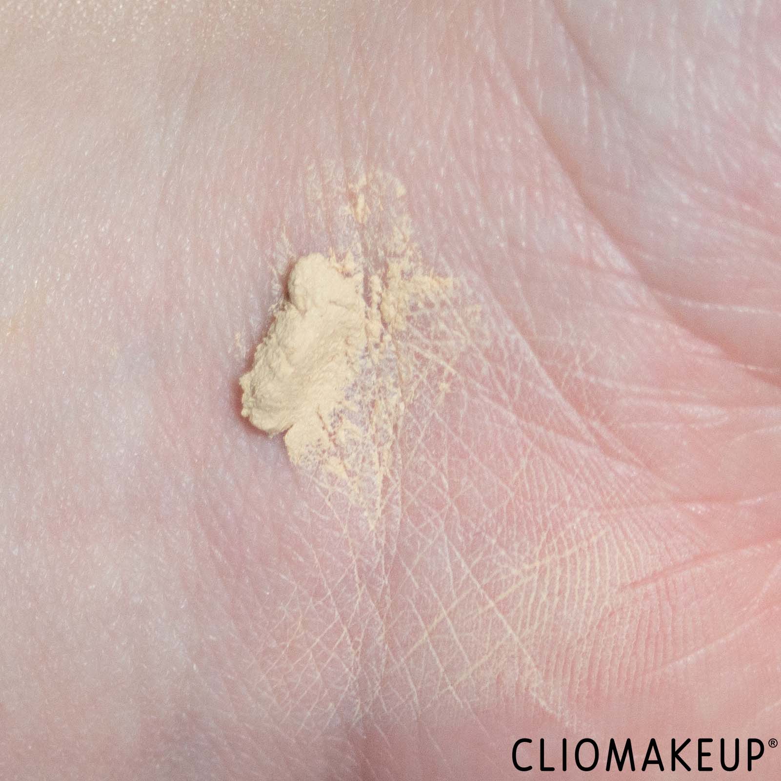 cliomakeup-recensione-fondotinta-essence-natural-matte-mousse-foundation-6