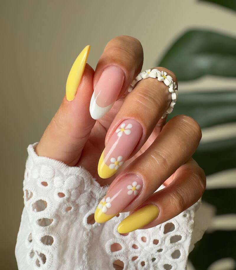 cliomakeup-unghie-pastello-primavera-2024-nail-art-fiori