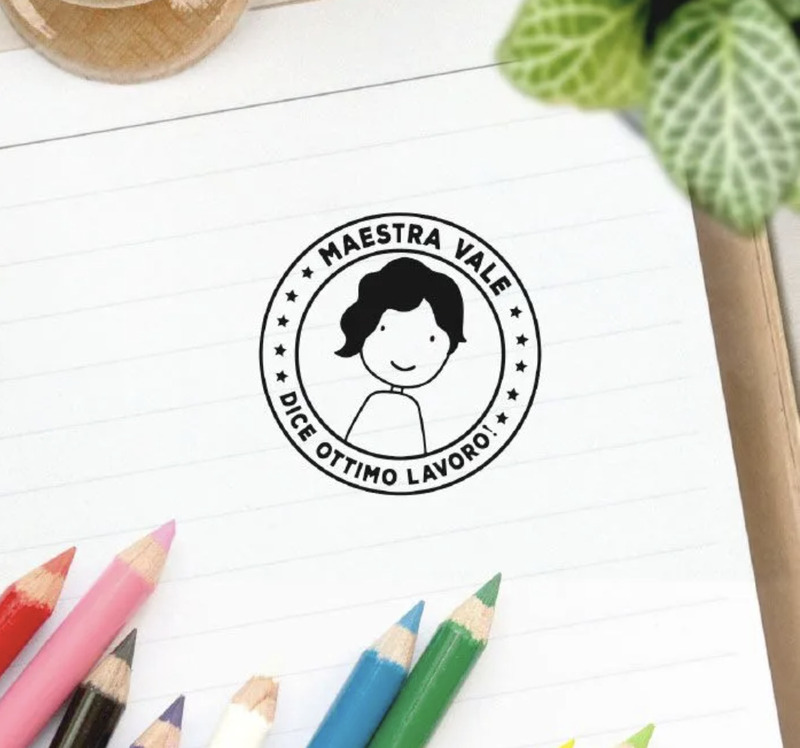 cliomakeup-regali-maestre-fine-anno-2024-olalla-timbro