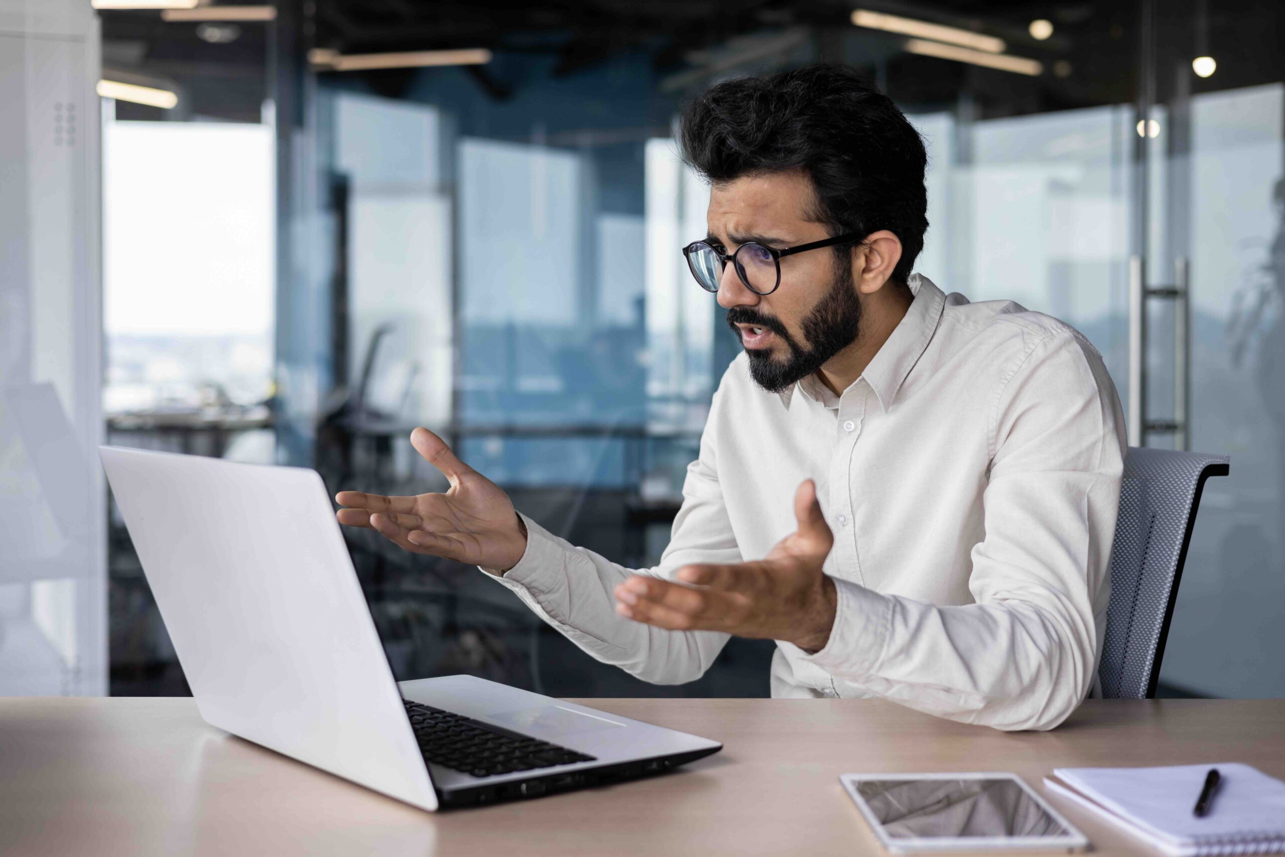 Cliomakeup-gaslighting-lavoro-vittima