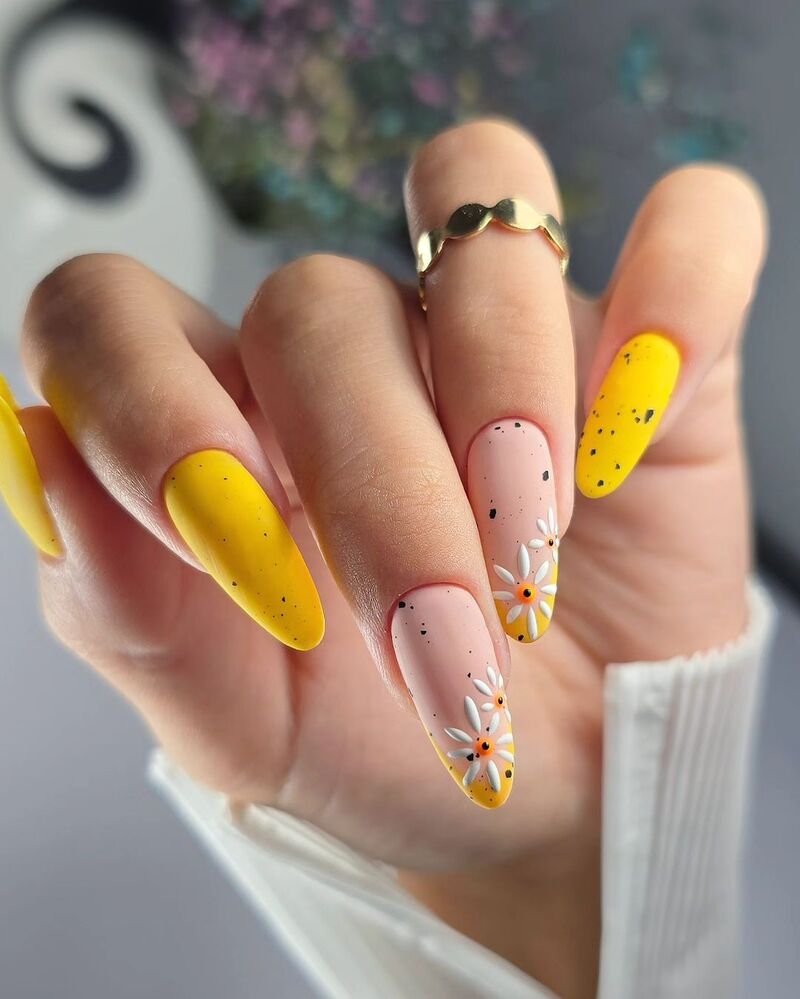 cliomakeup-smalto-giallo-nail-art