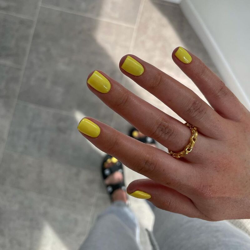 cliomakeup-smalto-giallo-unghie-corte