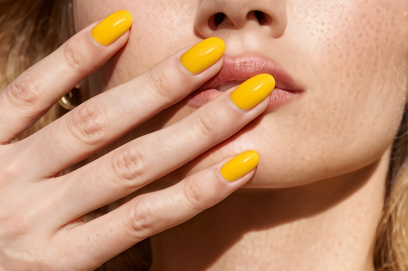 cliomakeup-smalto-giallo-unghie-mandorla