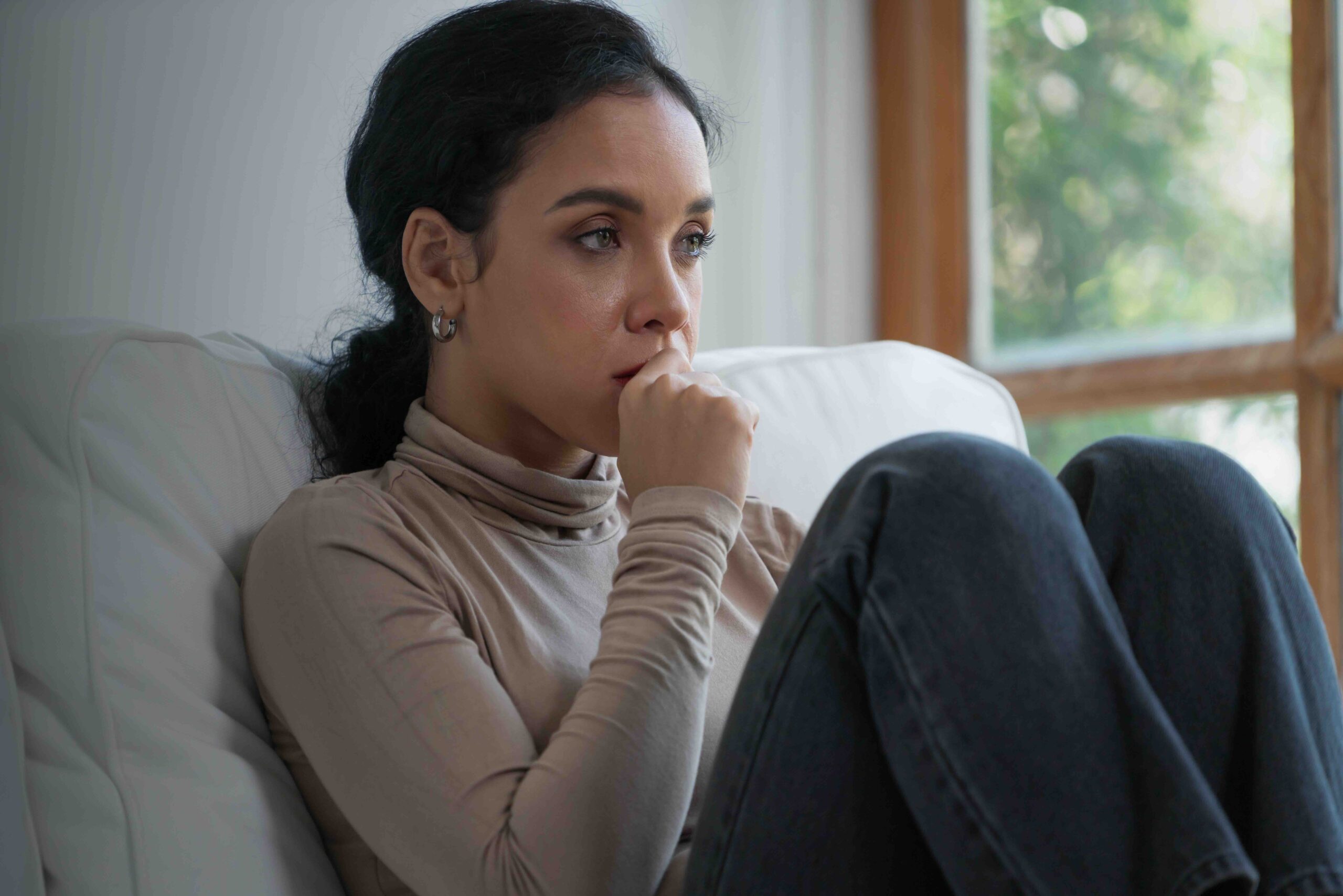 Overthinking-donna-pensieri-intrusivi-stato-ansia-preoccupazione