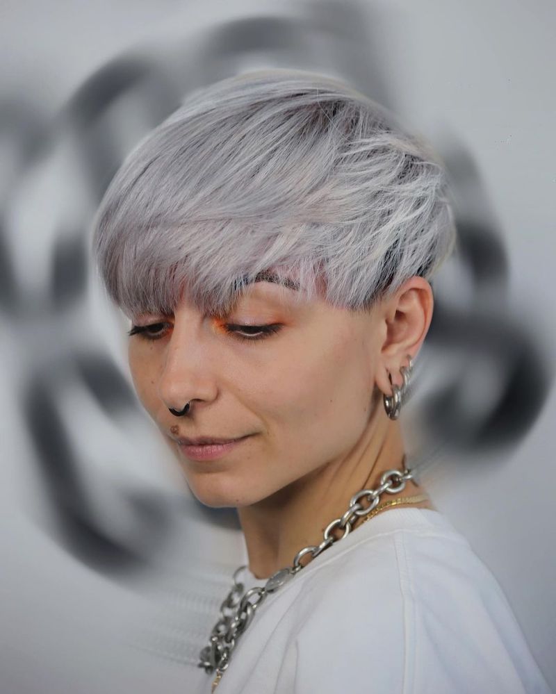 capelli-cortissimi-bianchi-taglio-a-scodella