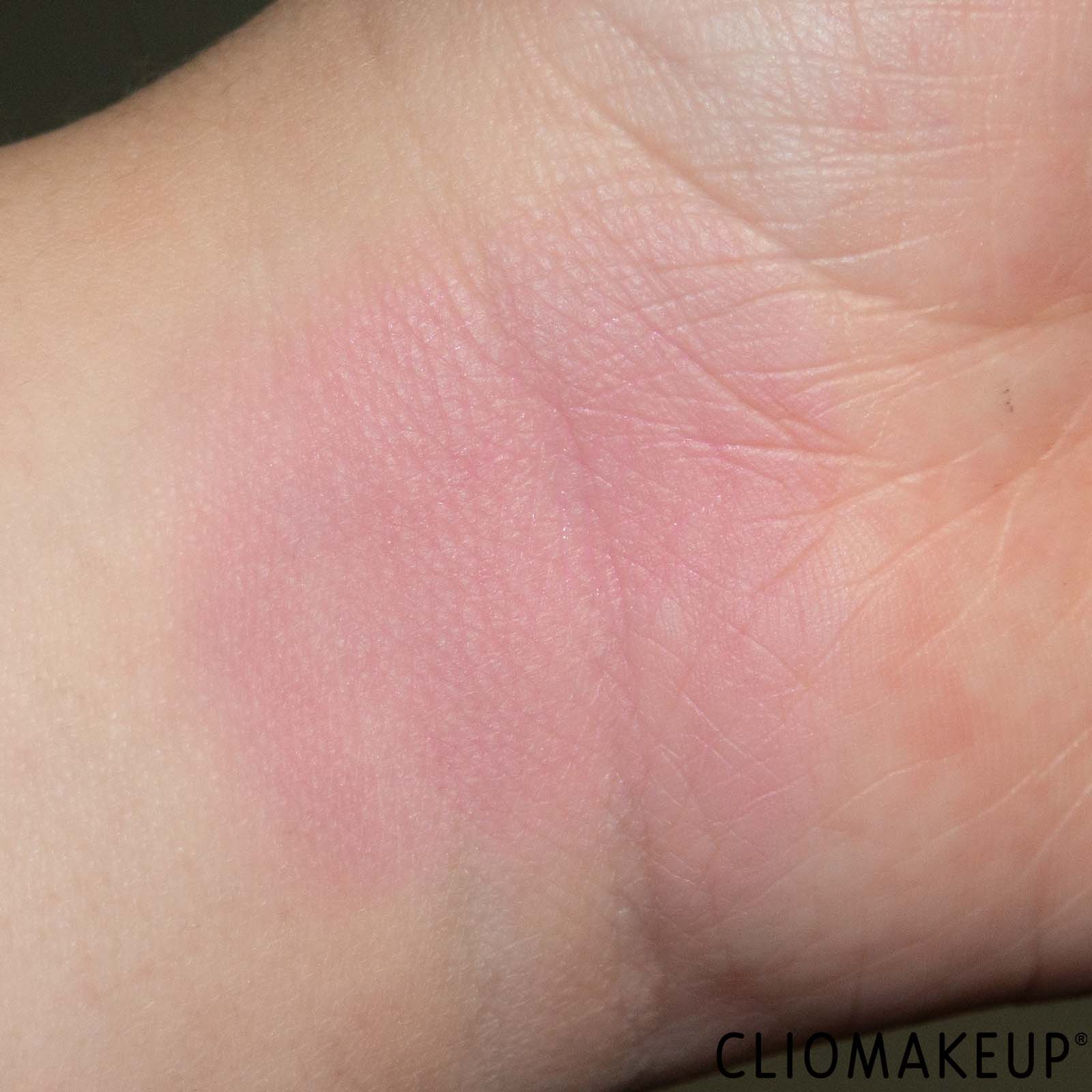 recensione-anastasia-beverly-hills-blurring-serum-blush-swatch-braccio