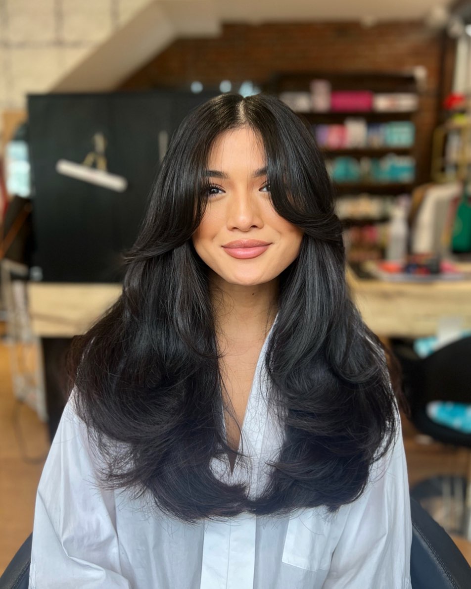 tagli-capelli-lunghi-autunno-2024-butterfly-cut-liscio