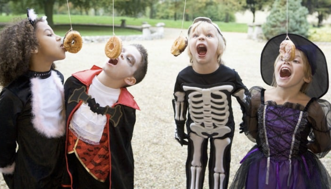 giochi-halloween-bambini-idee-divertenti-sfida-ciambelle-da-mangiare-senza-mani