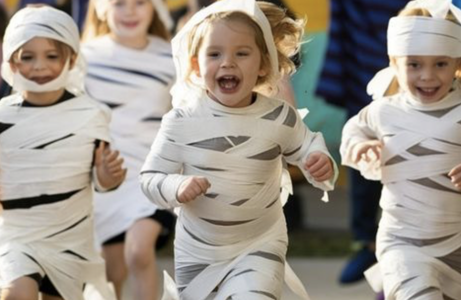 giochi-halloween-bambini-idee-divertenti-gara-mummie-cartigenica