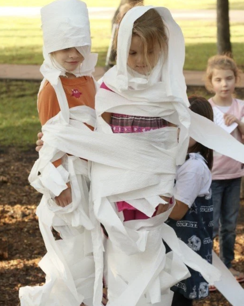 giochi-halloween-bambini-idee-divertenti-gara-mummie-cartigenica-arrotolata