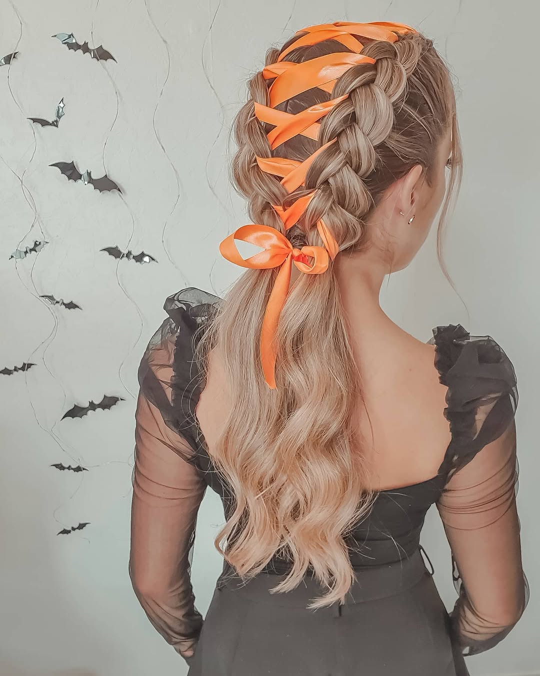 acconciatura-capelli-lunghi-treccia-fiocco-arancione