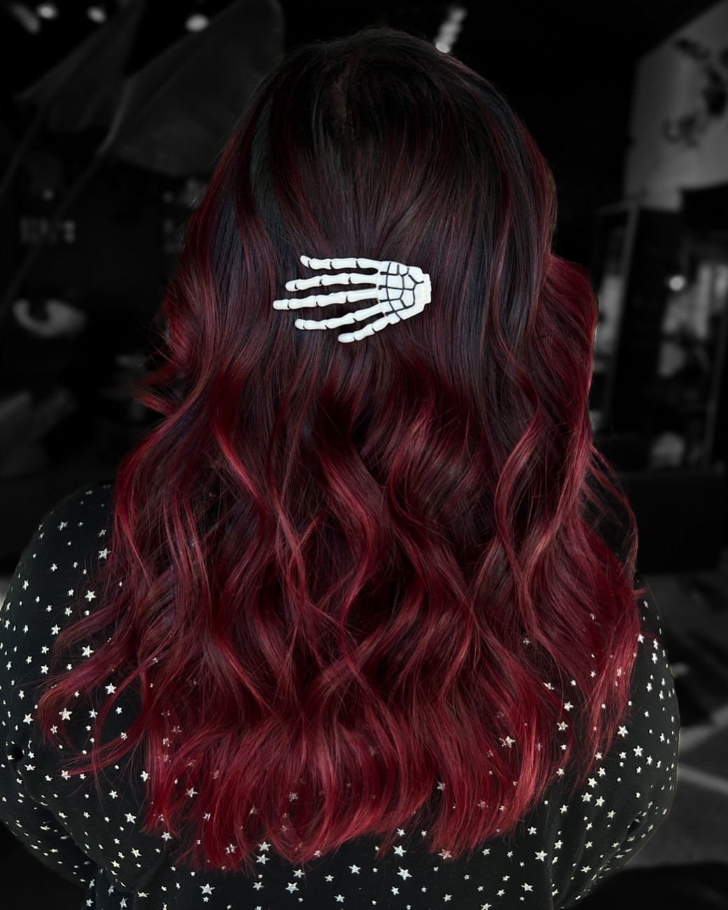 acconciatura-halloween-fermaglio-mano-scheletro