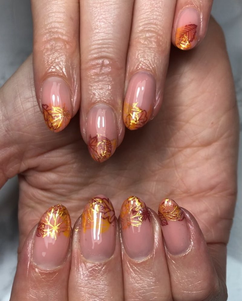 french-manicure-autunno-2024-foglie