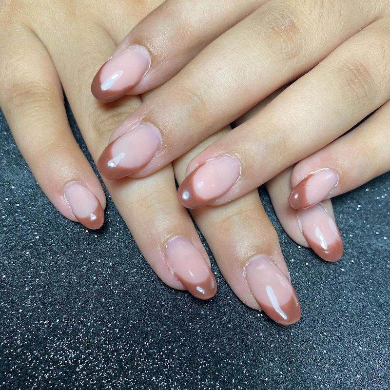 french-manicure-autunno-2024-marrone-chiaro