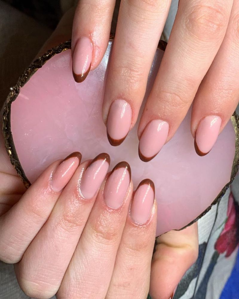 french-manicure-autunno-2024-marrone