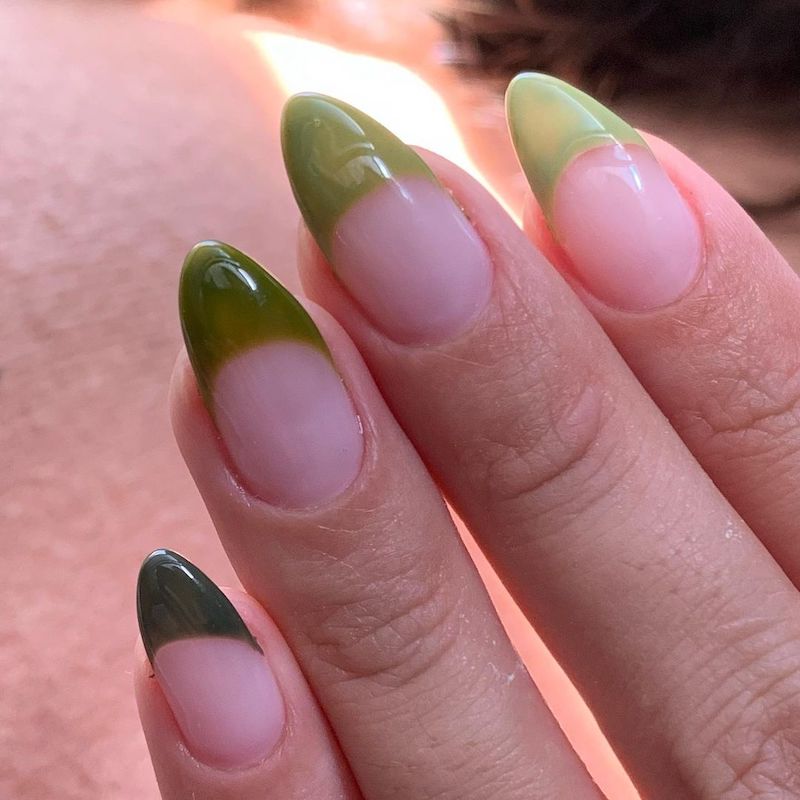 french-manicure-autunno-2024-verde
