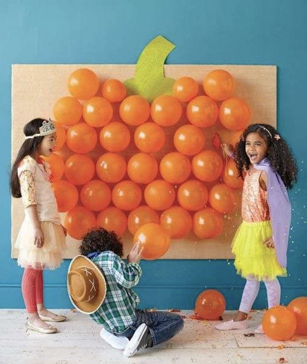 giochi-halloween-bambini-idee-divertenti-tiro-freccette-halloween-zucca-palloncini